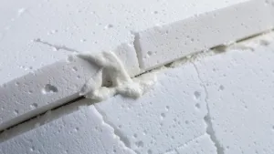 Czy styropian klejony na piankę trzeba kołkować