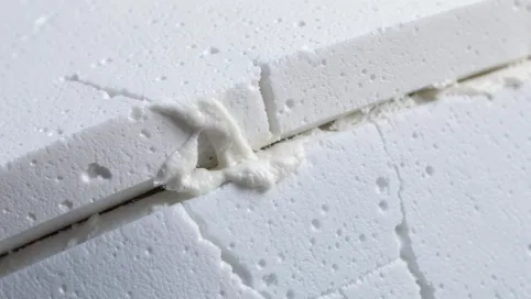 Czy styropian klejony na piankę trzeba kołkować