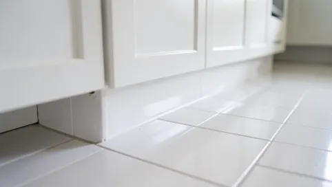 Czy Układać Płytki Pod Szafkami W Kuchni