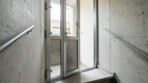 Czy w bloku można zamontować drzwi otwierane na klatkę schodową