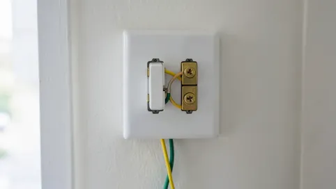 Czy włącznik schodowy można użyć jako zwykły