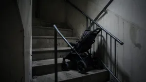 Czy wózek dziecięcy może stać na klatce schodowej