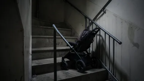 Czy wózek dziecięcy może stać na klatce schodowej