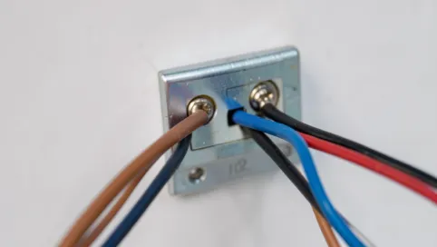 Czy wyłącznik krzyżowy można podłączyć jako schodowy