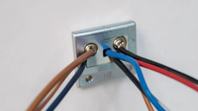 Czy wyłącznik krzyżowy można podłączyć jako schodowy