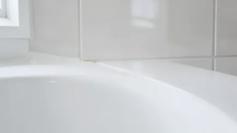 Czy za wanną kładzie się płytki