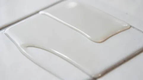 Czy żywicę epoksydową można położyć na płytki