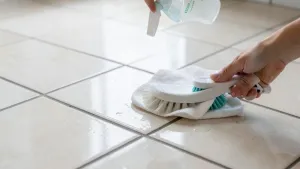 czym czyścić płytki gresowe