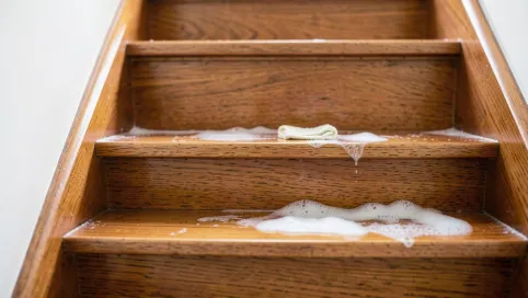 czym myć drewniane schody