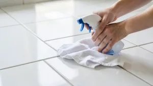 Czym myć kafelki z połyskiem