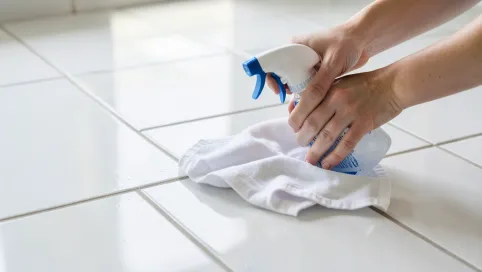 Czym myć kafelki z połyskiem