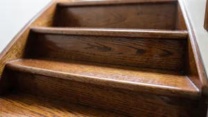 Czym myć schody drewniane lakierowane