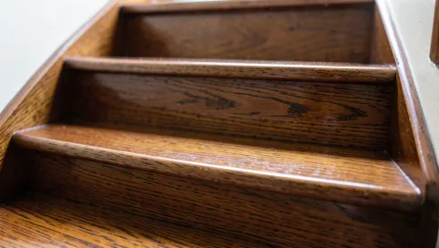 Czym myć schody drewniane lakierowane