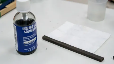 Czym odtłuścić gumę przed klejeniem