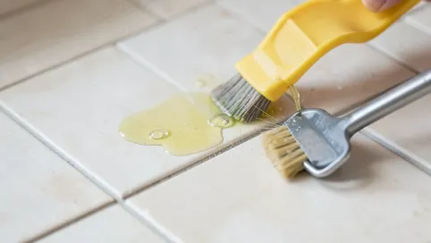 Czym odtłuścić kafelki przed przyklejeniem wieszaka