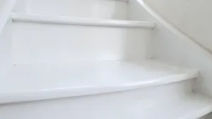 Czym pomalować schody drewniane na biało