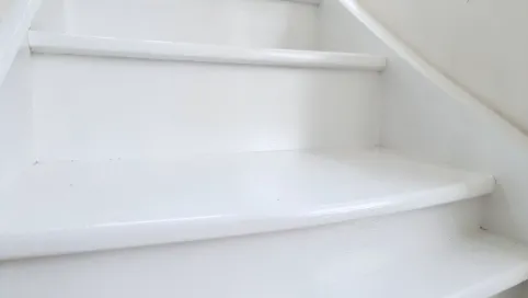Czym pomalować schody drewniane na biało