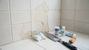 Czym przykleić odpadające płytki