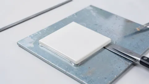 Czym przykleić płytkę ceramiczną do blachy