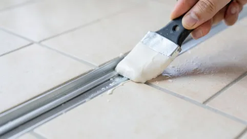 Czym przykleić płytki do odpływu liniowego