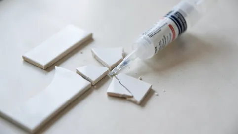 Czym Skleić Pękniętą Płytkę Ceramiczną