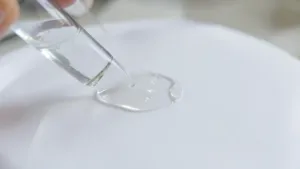 Czym usunąć klej cyjanoakrylowy z plastiku