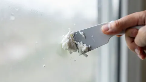 Czym usunąć klej do styropianu z okien