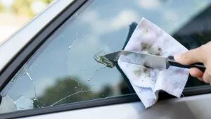 Czym usunąć klej do szyb samochodowych
