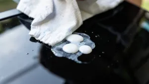 Czym usunąć klej do szyb z lakieru