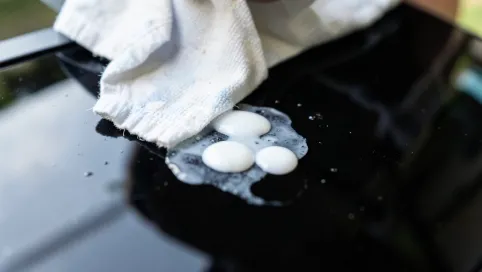 Czym usunąć klej do szyb z lakieru