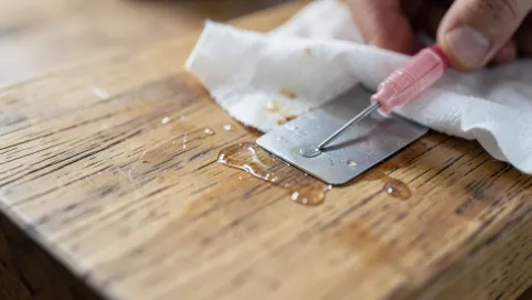 Czym usunąć klej kropelka z mebli