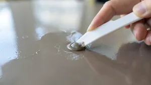 Czym usunąć klej na gorąco z lakieru