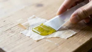 Czym usunąć klej po taśmie klejącej