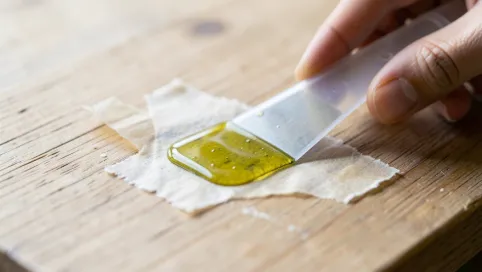 Czym usunąć klej po taśmie klejącej