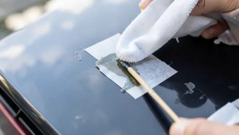 Czym usunąć klej po taśmie z lakieru