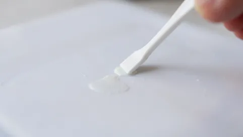 Czym usunąć klej po taśmie z plastiku