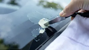 Czym usunąć klej po taśmie z szyby