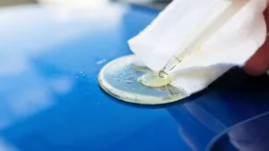 Czym usunąć klej z lakieru