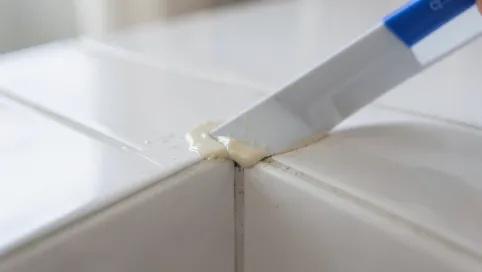 Czym usunąć klej z płytek