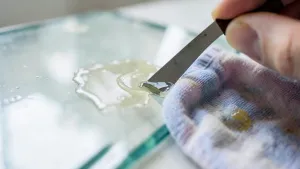 Czym usunąć klej z szyby