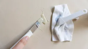 Czym usunąć klej ze ściany