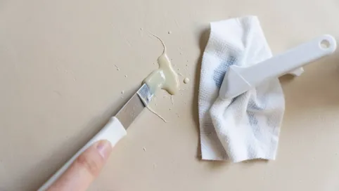 Czym usunąć klej ze ściany