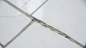 czym usunąć stare fugi z płytek