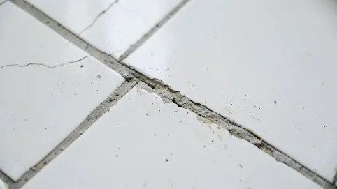 czym usunąć stare fugi z płytek