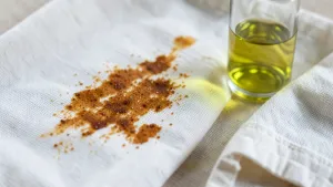 Czym usunąć żywicę sosnową z ubrania