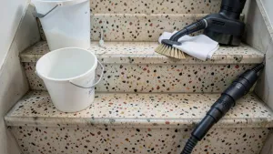 Czym wyczyścić lastryko na schodach