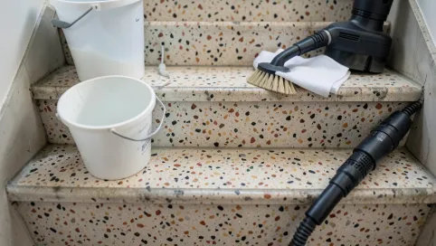 Czym wyczyścić lastryko na schodach