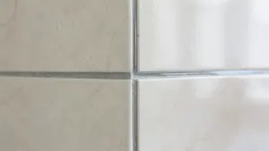 Czym wykończyć płytki przy ścianie