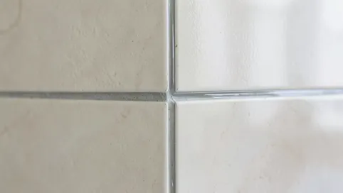Czym wykończyć płytki przy ścianie