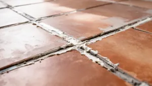 czym wypełnić fugi pod panele winylowe